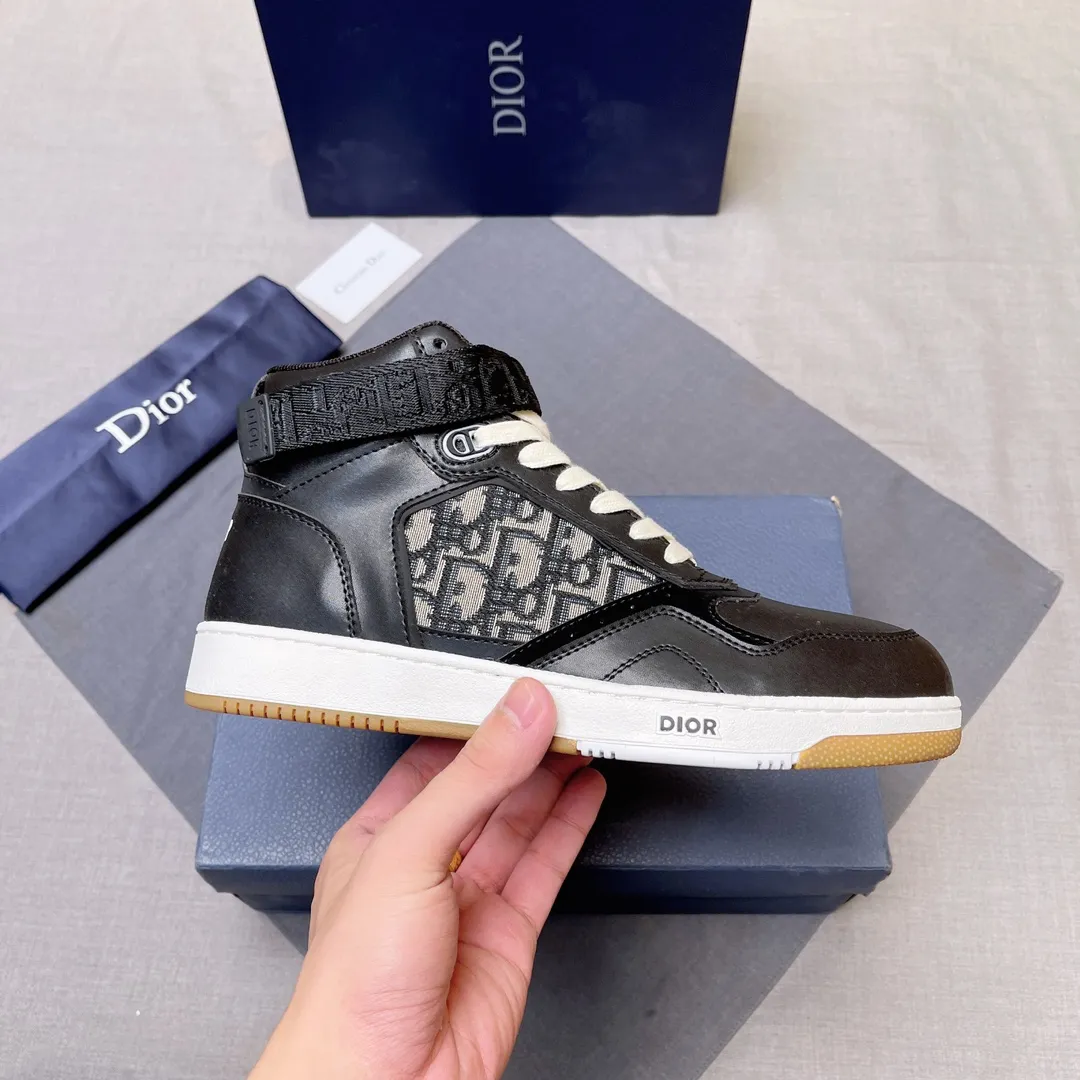 p440 "Dio*" mid-top B27 casual sneakers. This B27 high-top sneaker is a new product in the series and continues Di*r's classic style. Crafted from gray and white smooth calf leather with beige and black Oblique print panels on the sides. The "CD Icon" shaped shoelace eyelets are clever and delicate, and the two-color rubber sole, rear collar and heel are all equipped with the brand's iconic details to enhance the style. Oblique printed straps at the ankle allow for an adjustable fit to complement the overall design. Fashionable and versatile, it can complement any look. Create an exquisite design with unique dynamic vitality and modern atmosphere, presented in low-top and high-top styles. This new must-have shoe adds a new dimension to Dior's archive heritage, embodying modern elegance. Purchase the original version and make it 1:1. If you need top quality, please come to me! Male 38-44! No. 067